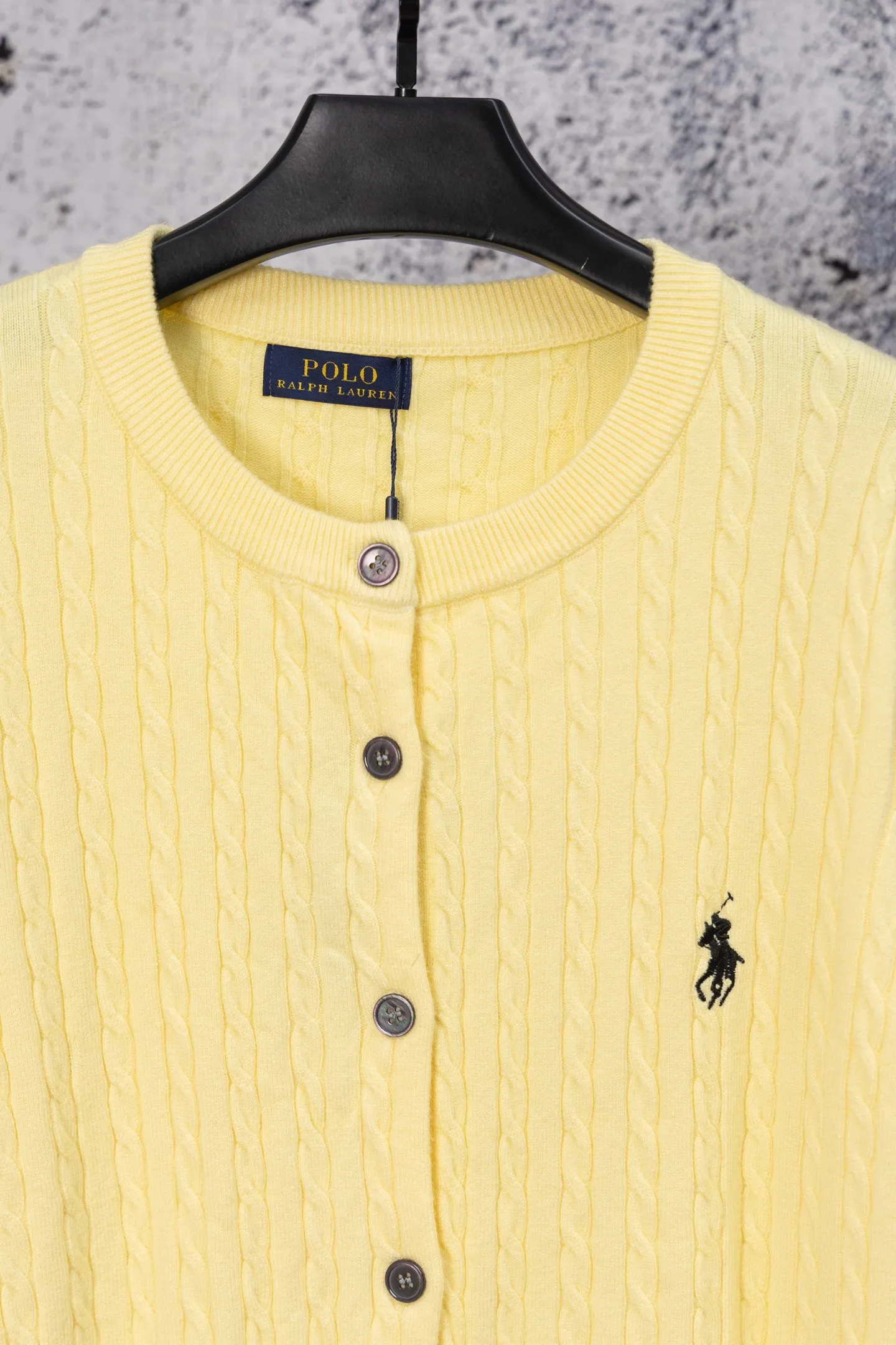 P170 Ralph Lauren Classic Round Neck Solid Color Pony Embroidered Logo Knitted Cardigan Long Sleeve Ralph Lauren Classic Basic Versatile Twist Knitted Cardigan Long Sleeve Main supply platform live broadcast Wholesale entity Replenish when out of stock Not removed from the shelves Quality 1:1 patterning Complete three standards Correct version of pony logo Imported quality cotton yarn Focus on high-end Cost-effective Good quality Needless to say Zhao Lusi's same style is really amazing, so sweet I'm so beautiful. This cardigan is really good-looking. It's simple and easy to wear. It's a must-have for goddess ootd. Good-looking clothes are never picky. A must-have in the wardrobe of goddesses. Size: S-XL. Color: black, apricot, gray, navy, red, white.